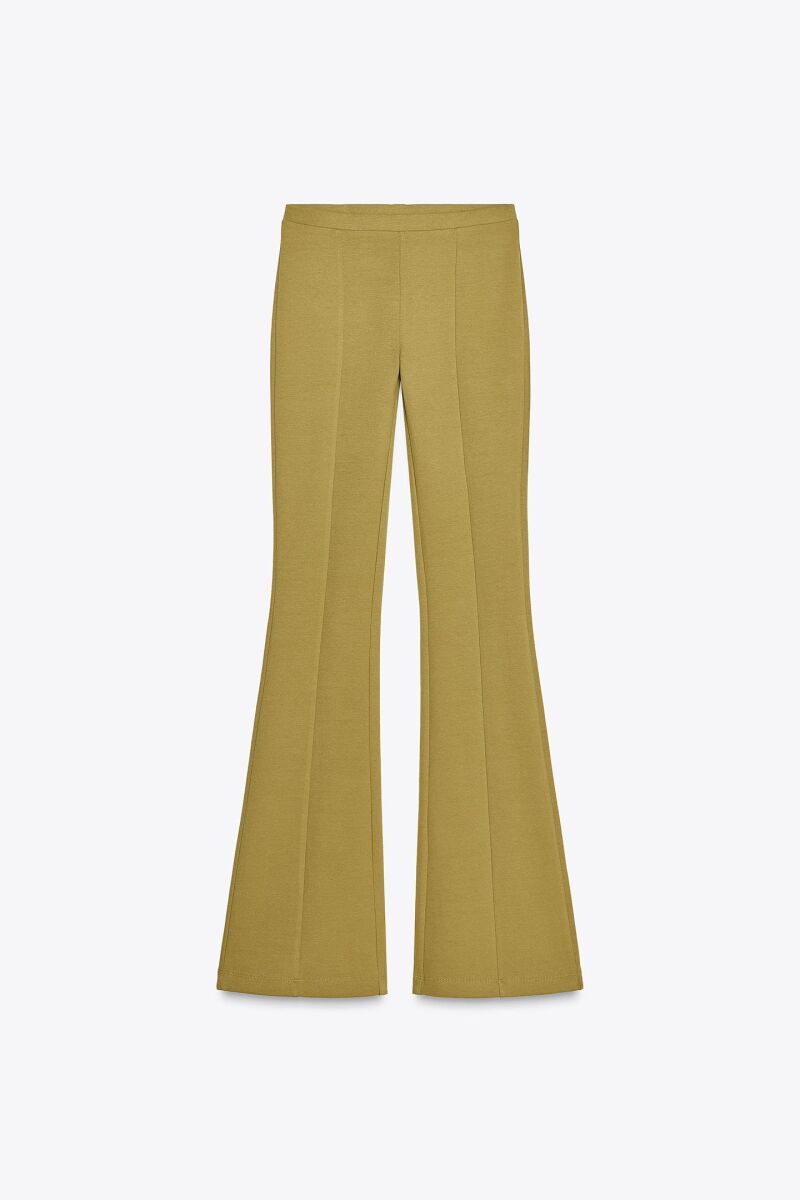 Pantalones en oliva.