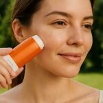 No es Isdin pero este stick solar con SPF 50+ no deja manchas, es resistente al agua y ahora cuesta menos de 7 euros