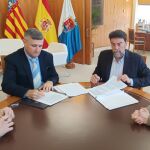 El director de la Agencia Valenciana de Protección del Territorio (AVPT), Santiago Gambín, el alcalde de Alicante, Luis Barcala, en una reunión en el Ayuntamiento de Alicante