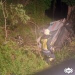 Un transportista de fruta cae con su camión por un terraplén de diez metros hasta acabar en un arroyo en Asturias