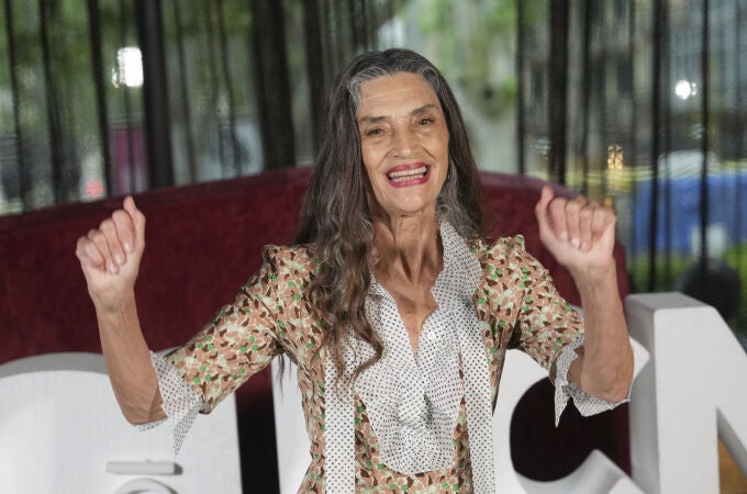 Ángela Molina con vestido de Prada.