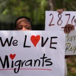 Manifestantes a favor de la inmigración protestan frente a una oficina migratoria en el sur de Florida