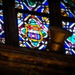Esta es la única catedral del mundo con un escudo del Barça en sus vitrinas: no es la de Barcelona