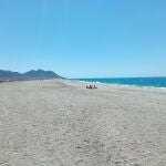 Almería.-Sucesos.-Un agente fuera de servicio auxilia a un varón de 36 años que se ahogaba en la playa de Cabo de Gata