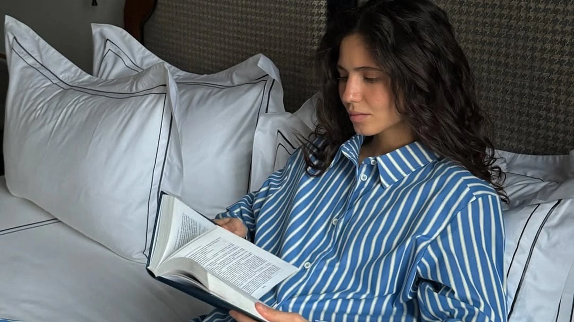 Mujer con pijama de estampado de rayas en casa.