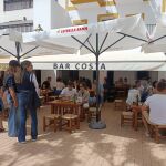 El bar del interior de Ibiza donde se puede comer por 15 euros rodeado de cuadros: la historia del bar Costa