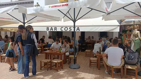 El bar del interior de Ibiza donde se puede comer por 15 euros rodeado de cuadros: la historia del bar Costa