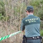 Un guardia civil acordona la zona en la que se encontró el cadáver