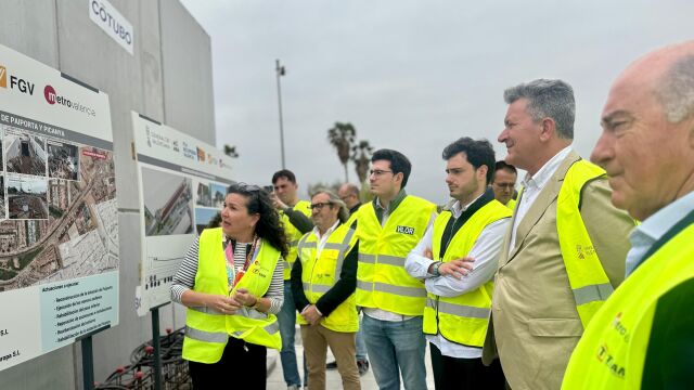 El conseller Mus, segundo por la derecha, en la visita a las obras en Paiporta