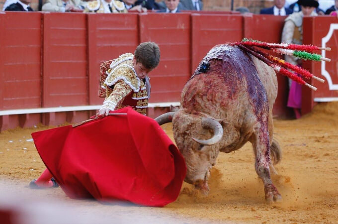 El diestro Borja Jiménez, durante el séptimo festejo de abono de la Feria de Abril celebrado este viernes en La Real Maestranza, en Sevilla. 