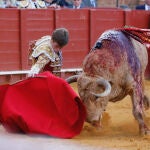 El diestro Borja Jiménez, durante el séptimo festejo de abono de la Feria de Abril celebrado este viernes en La Real Maestranza, en Sevilla. 