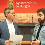Ek concejal César Barriada conversa con David Ruiz, de la asociación de floristas y jardineros de Burgos