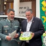 El presidente de la Diputación de Zamora, Javier Faúndez, entrega desfibriladores a la Guardia Civil de Zamora, en un acto en el que participan el director general de Caja Rural de Zamora, Cipriano García, y el jefe de la Comandancia de Zamora, Héctor David Pulido