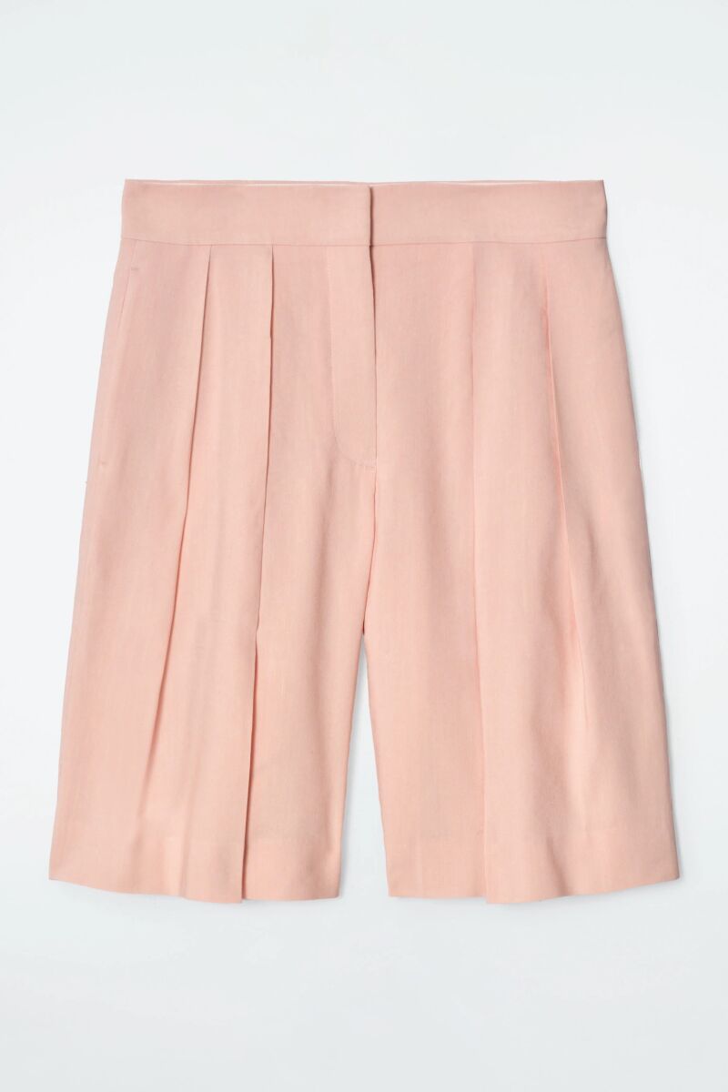 Bermudas en rosa empolvado.
