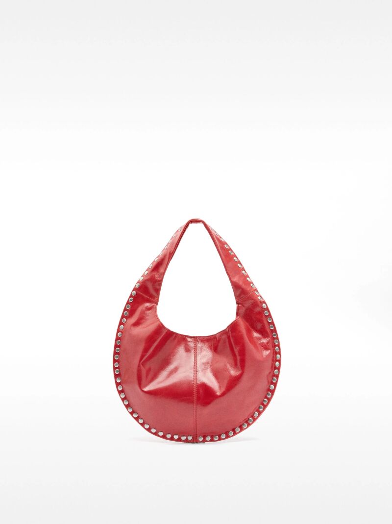 Bolso con tachuelas.