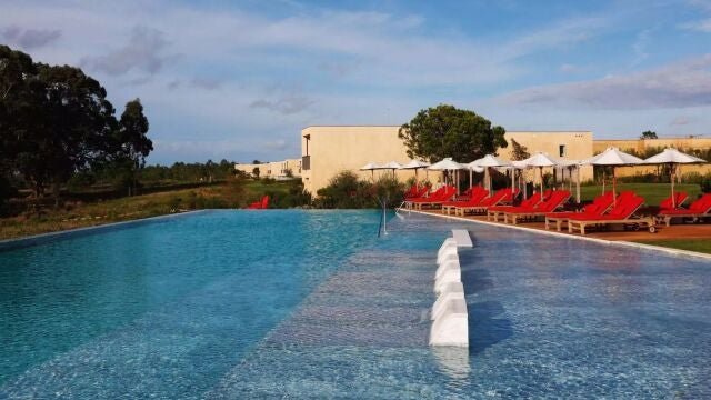 Detalle de la espectacular piscina exterior 
