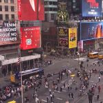 Pantalla gigante pidiéndole a Mazón que no vuelva a la Comunitat, en Times Square