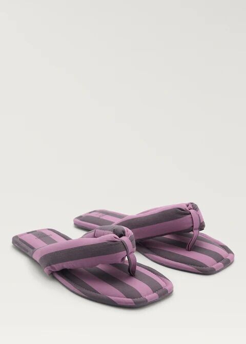 Chanclas de rayas.