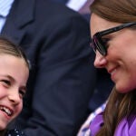 La princesa Carlota junto a su madre, la princesa de Gales