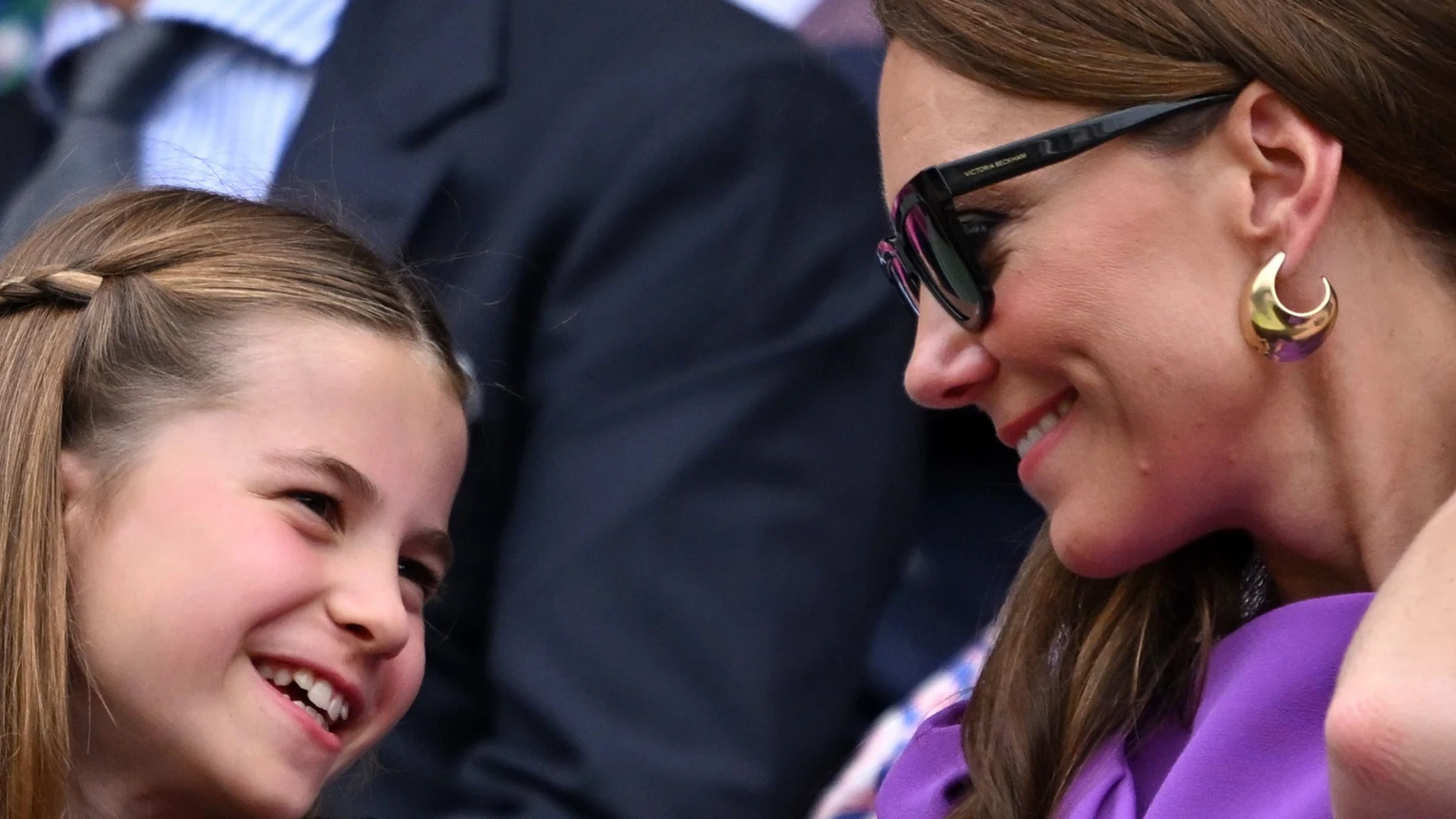 La princesa Carlota junto a su madre, la princesa de Gales