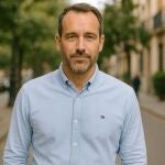 Esta camisa Tommy está al 50% y parece sacada de Cortefiel: perfecta para hombres con estilo