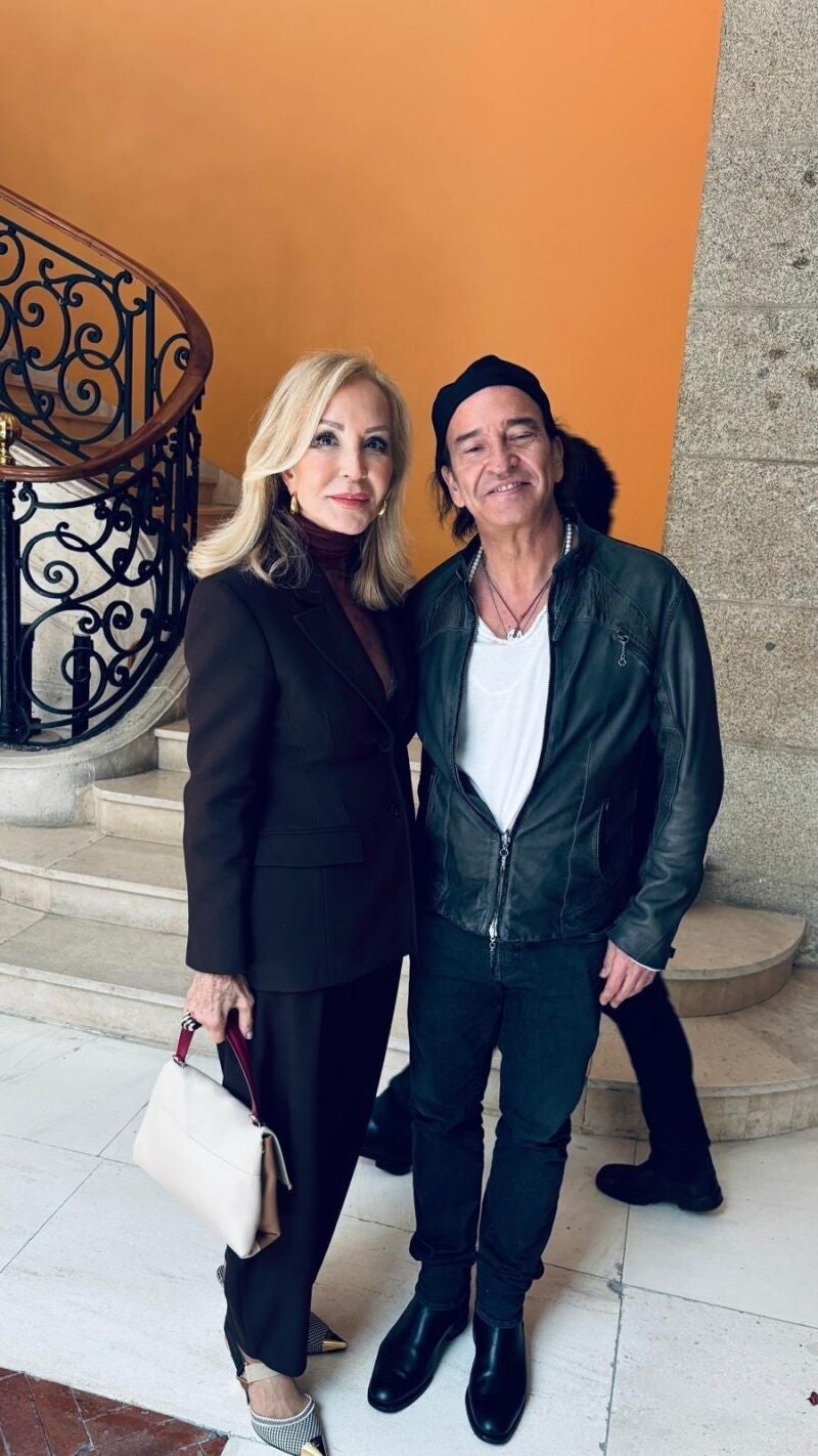 Carmen Lomana con el cantante Álvaro Urquijo en las celebraciones del 2 de mayo de Madrid