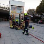 Los bomberos trabajan en el ascensor en cuestión