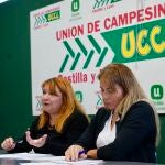 La secretaria general de la Asociación de Autónomos TradeCyL, Ana María Vallejo, y la presidenta de la Unión de Autónomos de Castilla y León, Aroma Ruiz, firman un convenio sobre trabajadores autónomos.