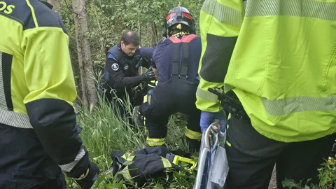 Un momento del rescate en el Manzanares