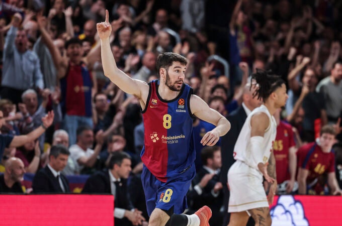 Darío Brizuela celebra uno de sus triples en el cuarto partido ante el Mónaco