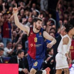 Darío Brizuela celebra uno de sus triples en el cuarto partido ante el Mónaco