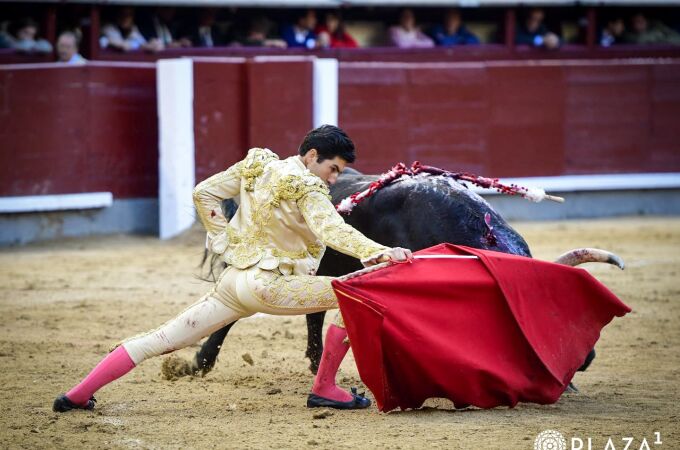 Álvaro Lorenzo llama la atención como mejor sabe: toreando