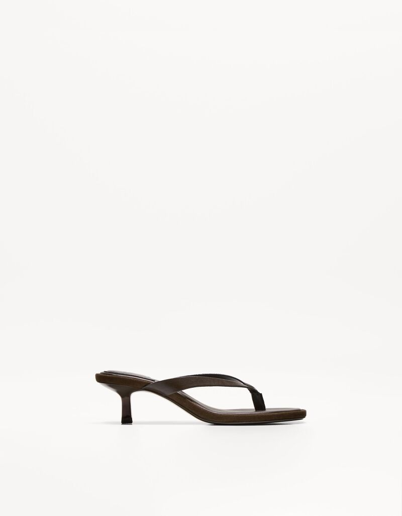 Sandalias de tacón sensato.