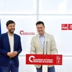 El secretario de Organización del PSOECyL, Daniel de la Rosa, y el secretario de Política Municipal del PSOECyL, Fran Díaz, informan de diversas acciones en materia de política municipal.