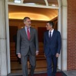 Felipe VI y Pedro Sánchez, a su llegada a la reunión del Consejo de Seguridad Nacional