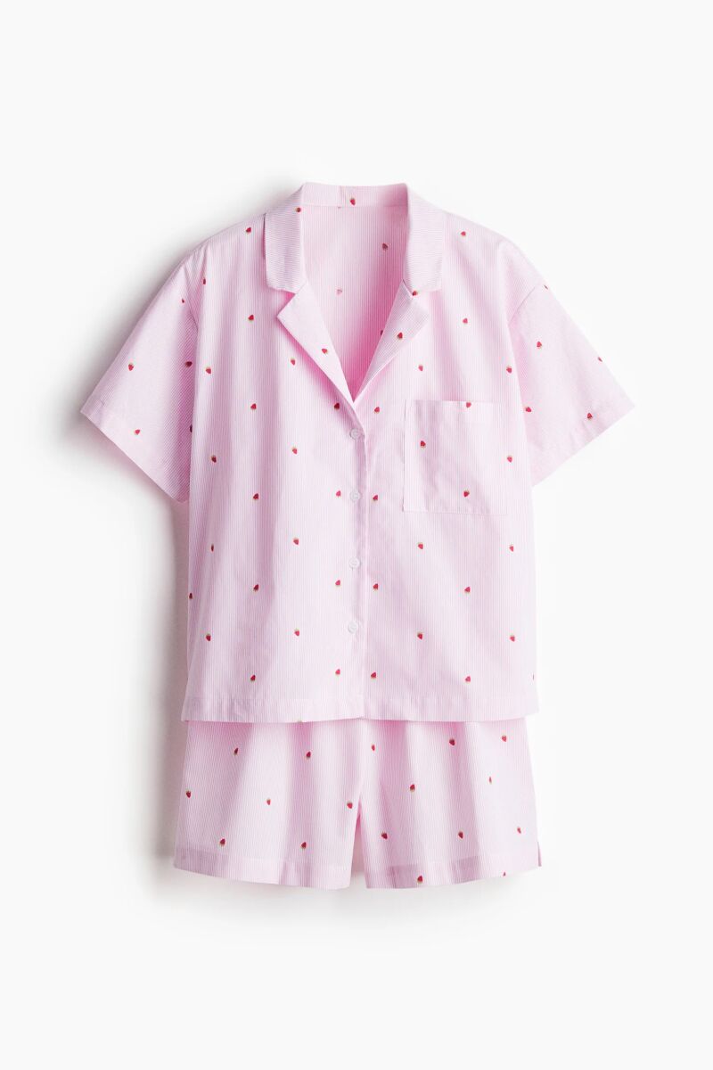 Camisa y shorts de estampado de fresas.