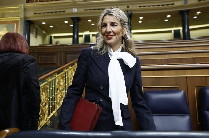 Yolanda Díaz con blusa con lazada para ir a trabajar.