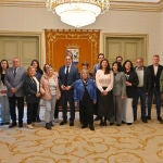 Foto de familia de García Carbayo con los miembros de Asociación Salmantina Contra el Bullying y Ciberbullying (Ascbyc)