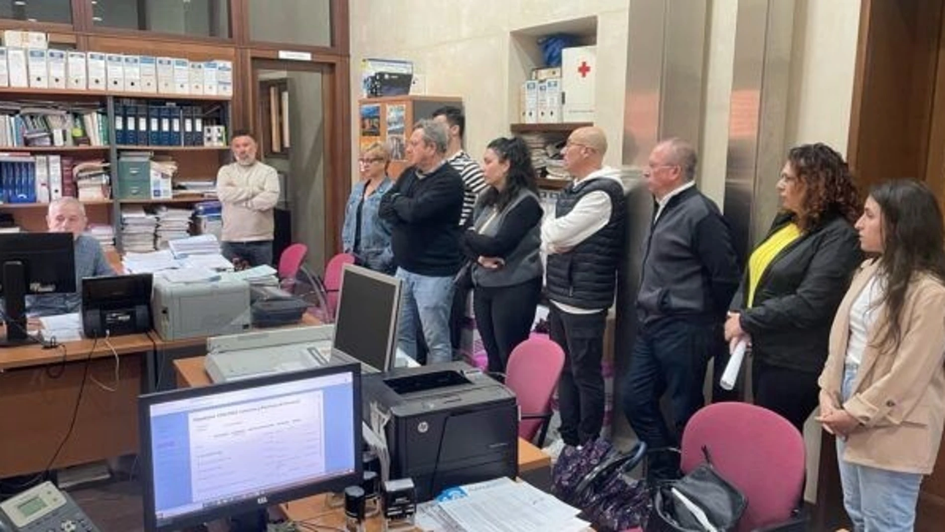 Momento del registro de la moción de censura en el Ayuntamiento de Nerva. REMITIDA / HANDOUT por PSOE DE HUELVA Fotografía remitida a medios de comunicación exclusivamente para ilustrar la noticia a la que hace referencia la imagen, y citando la procedencia de la imagen en la firma 02/05/2025