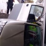 Rescatado un conductor cuyo coche quedó suspendido entre dos edificios en Gran Canaria