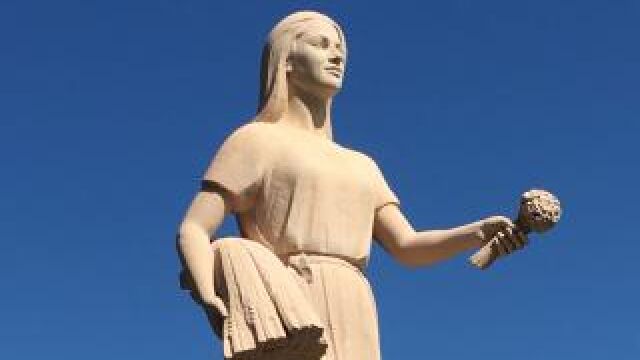 Estatua de Ceres inspirada en Carmen Martínez-Bordiú que puede verse en el jardín de la Escuela de Ingeniería Agraria y Forestal de la Universidad de León