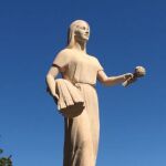 Estatua de Ceres inspirada en Carmen Martínez-Bordiú que puede verse en el jardín de la Escuela de Ingeniería Agraria y Forestal de la Universidad de León