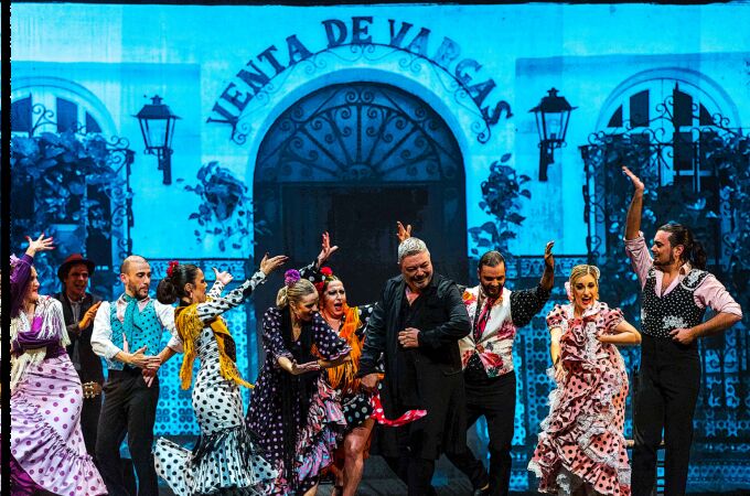 Antonio Canales, en el centro de la escena, durante una escena del musical