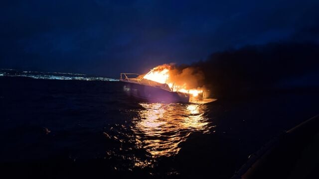 Una embarcación arde en Lanzarote con cuatro personas a bordo
