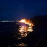 Una embarcación arde en Lanzarote con cuatro personas a bordo