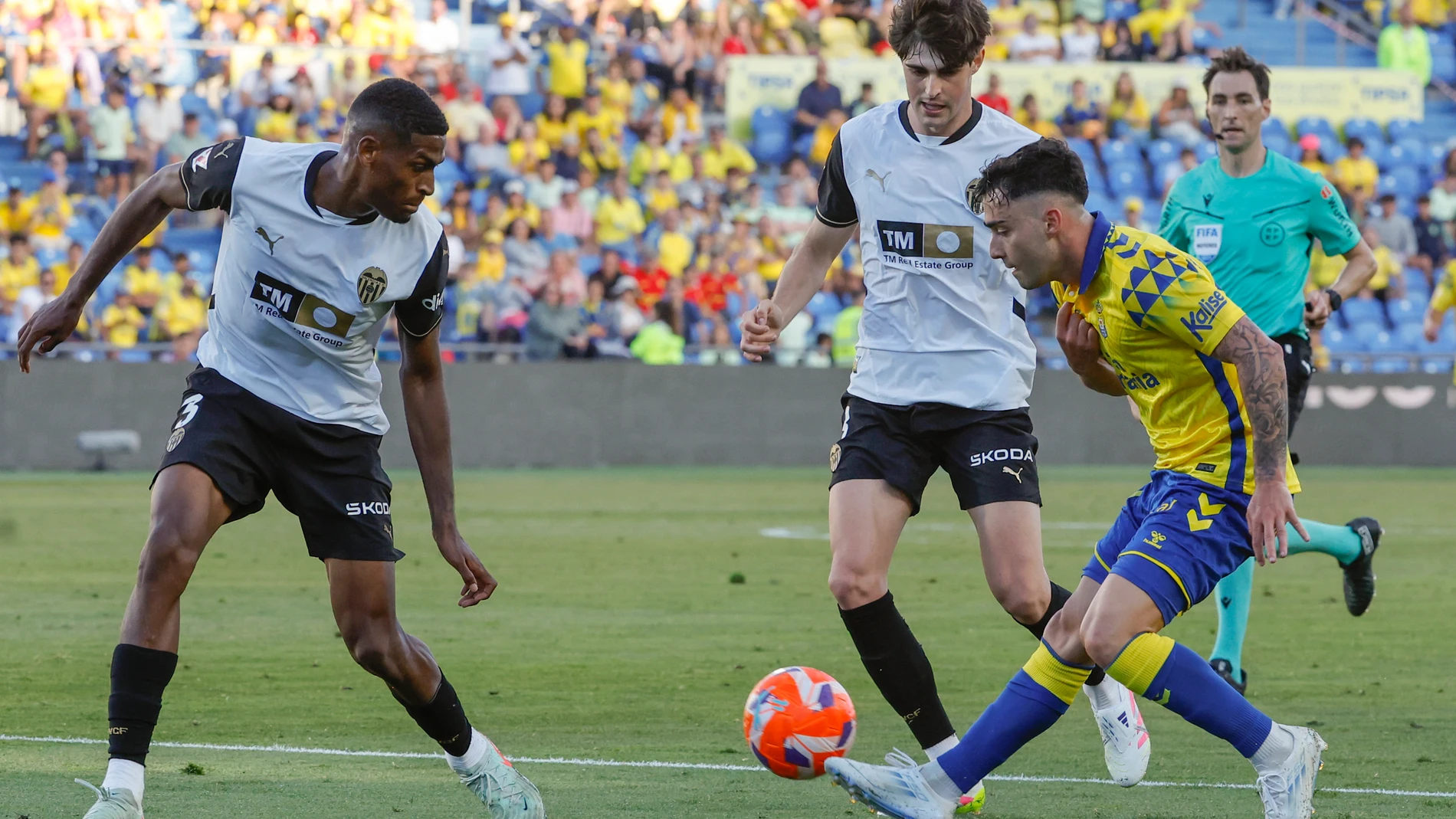 LAS PALMAS DE GRAN CANARIA, 03/05/2025.- El centrocampista cubano de Las Palmas Alberto Moleiro (d) pelea un balón ante el defensa del Valencia Cristhian Mosquera (i) durante el partido de LaLiga de fútbol que UD Las Palmas y Valencia CF disputan este sábado en el Estadio de Gran Canaria. EFE/Elvira Urquijo