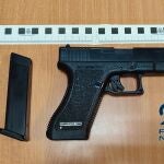 Pistola intervenida por la policía con la que el detenido golpeó al joven en Valladolid
