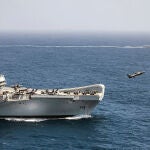 Imagen de archivo de un caza F-35 despegando del portaaviones «Prince of Wales», que navega junto a la fragata «Méndez Núñez»