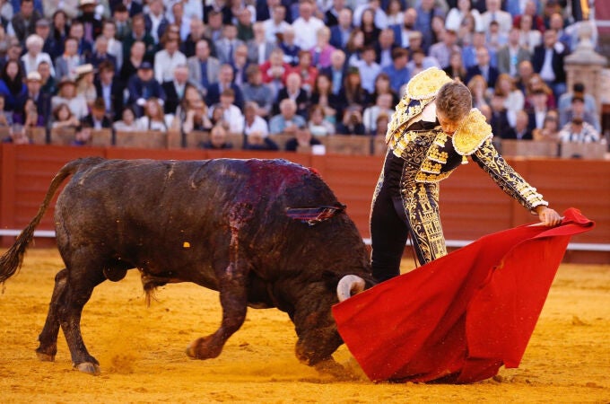 El diestro Manuel Escribano durante la corrida del festejo del abono de la Feria de Abril celebrado este sábado, en La Real Maestranza, en Sevilla