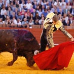El diestro Manuel Escribano durante la corrida del festejo del abono de la Feria de Abril celebrado este sábado, en La Real Maestranza, en Sevilla